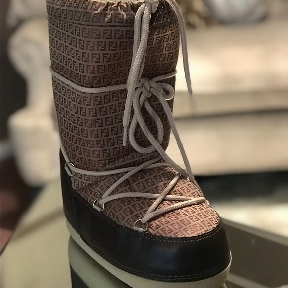 COPY - Girls 100% authentic Fendi moon boots size 33 - Picture 3 of 5